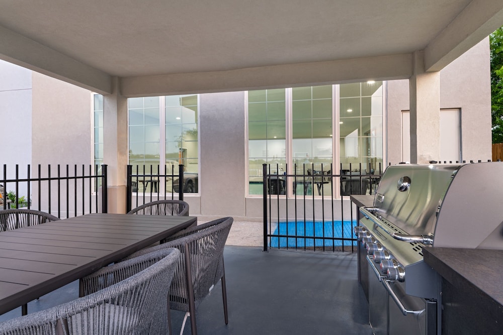Woodland Suites (ex. Candlewood Suites Weatherford) 12/35