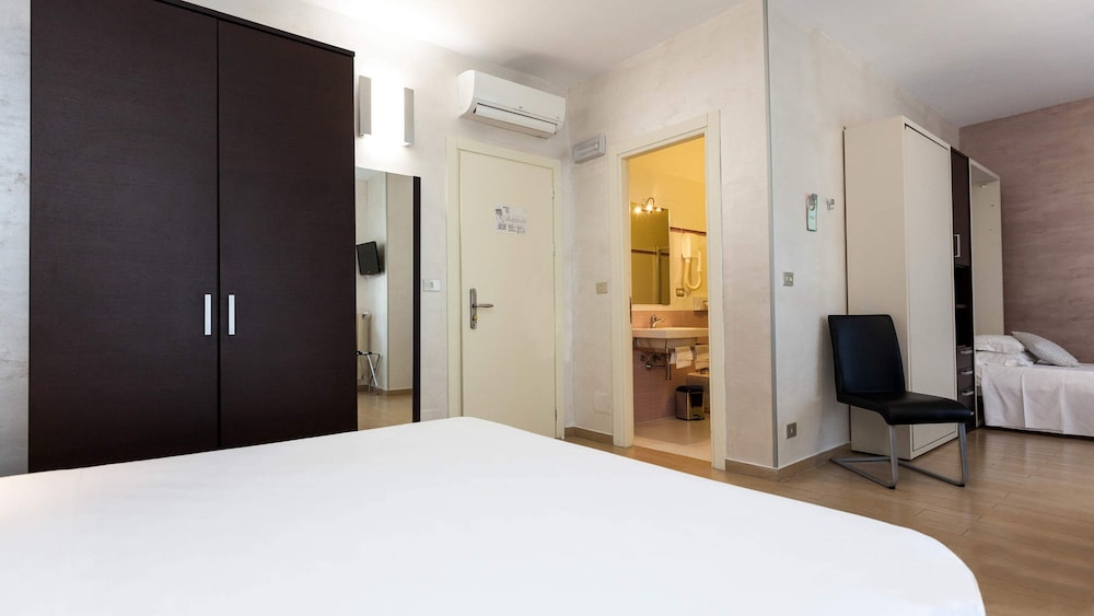 Lis Hotel 24/73