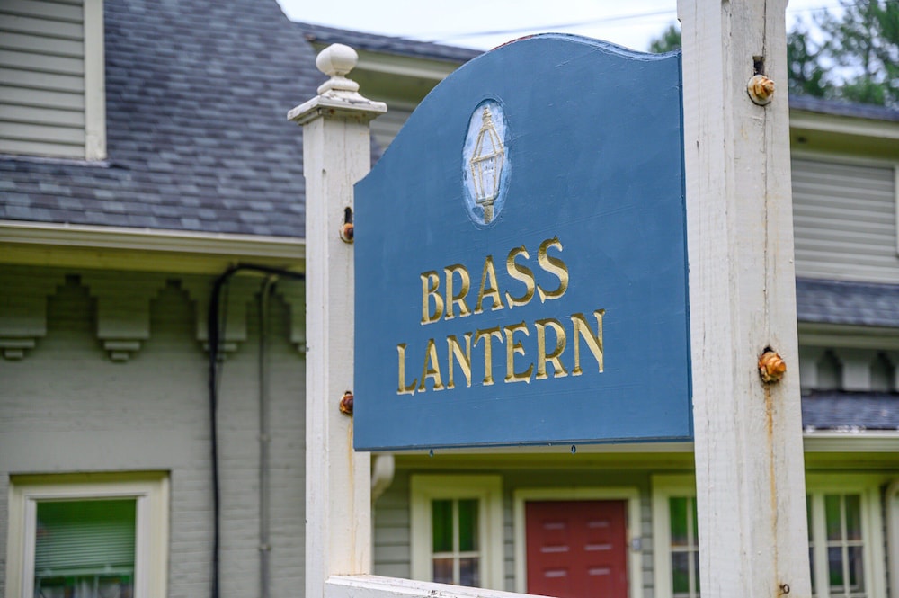 Brass Lantern Inn 2/50