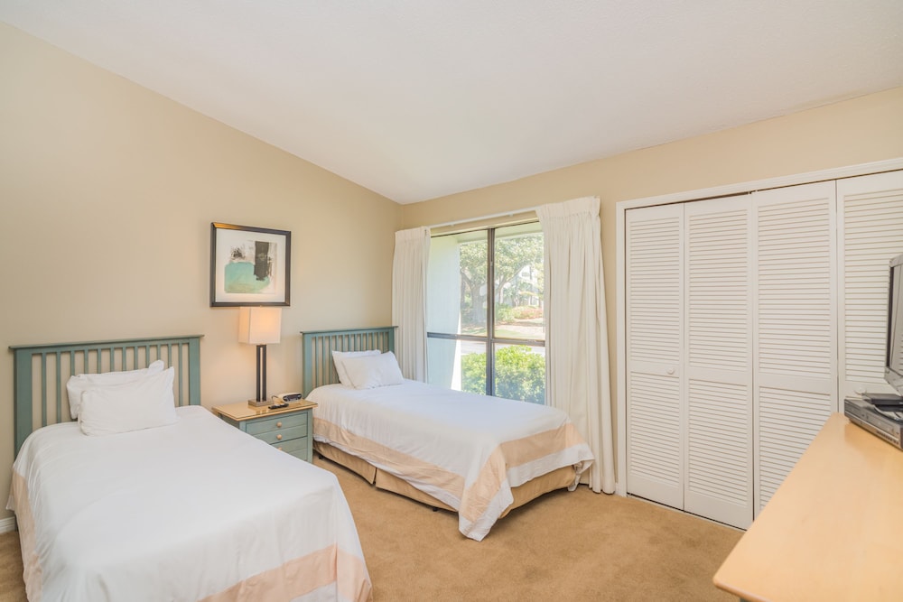 2 Bedrooms, 1 King and 2 Queen Beds, Bay Side