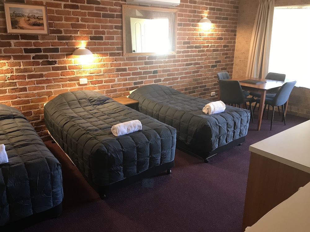Cedar Lodge Motel 27/49