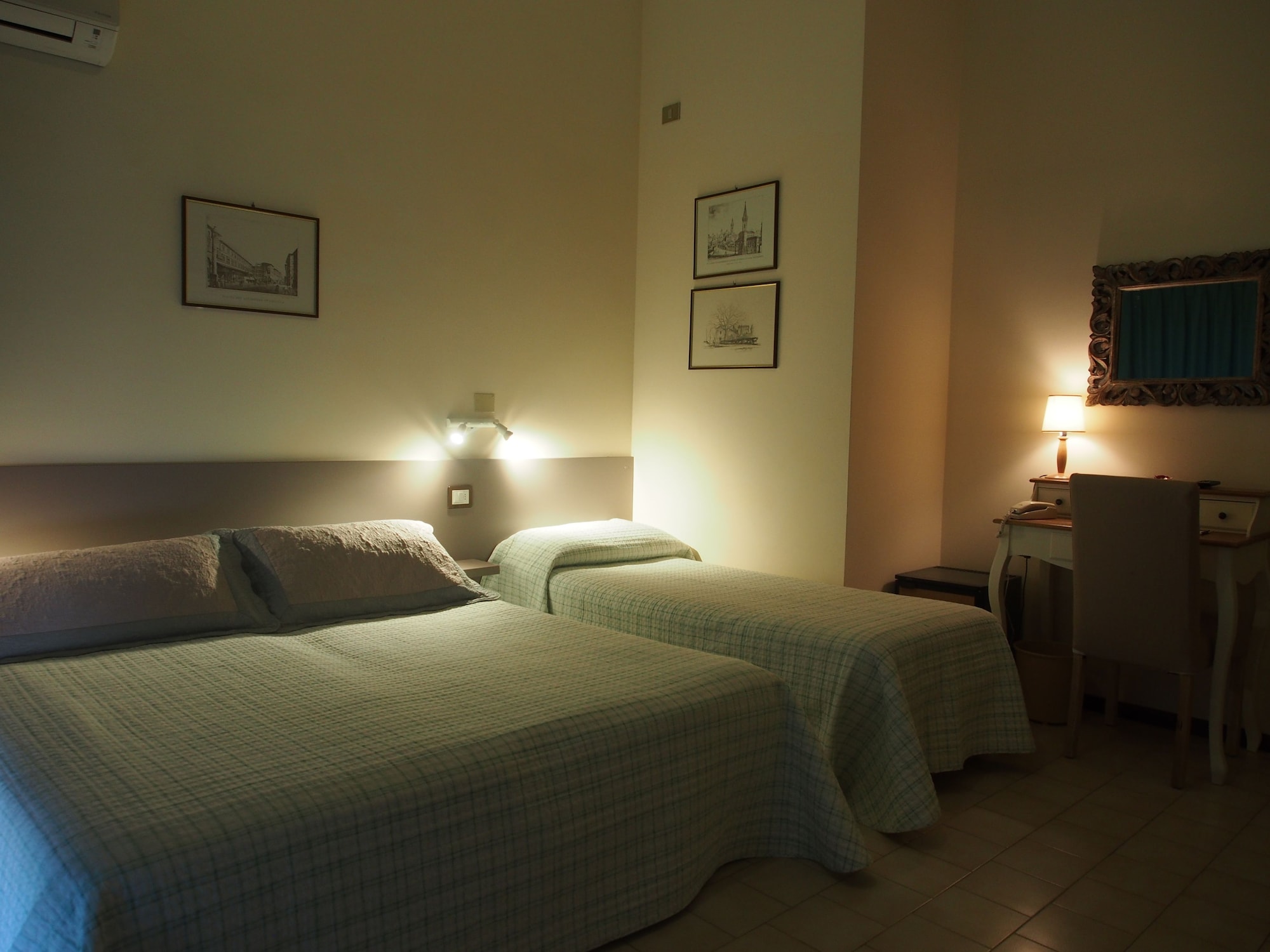 ROOM, TRIPLE