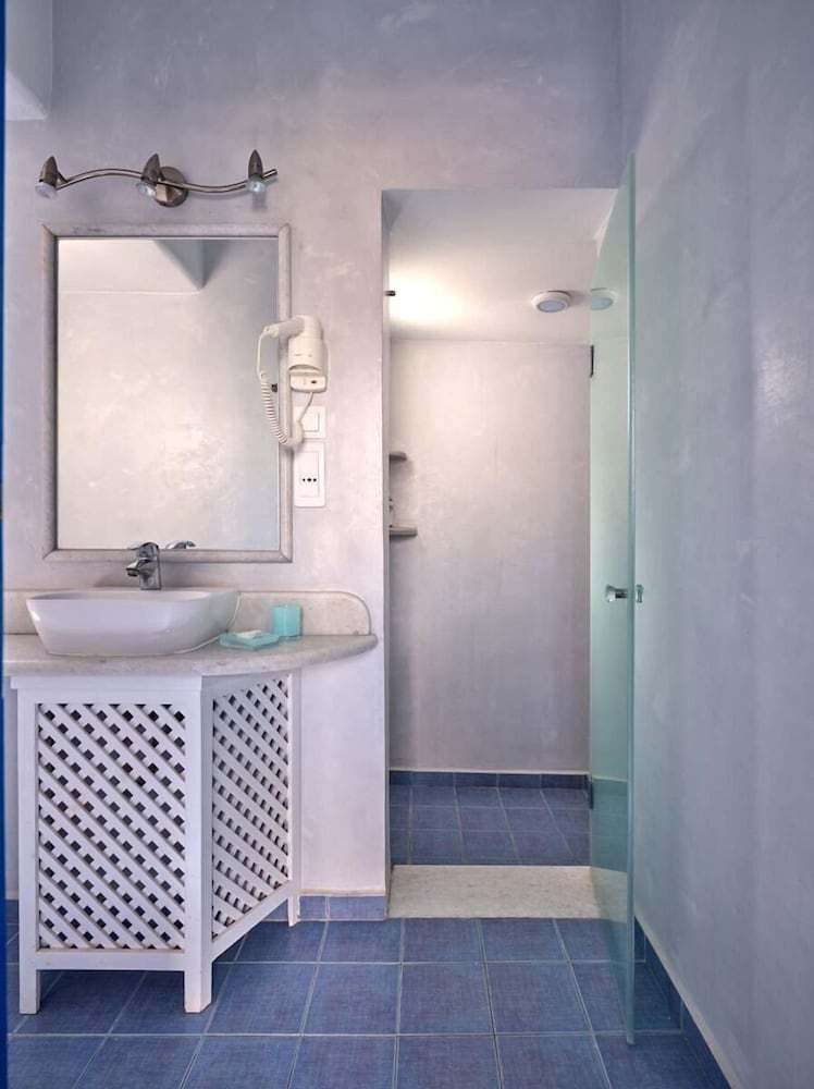 Dolphin Antiparos Villas and Suites 50/50