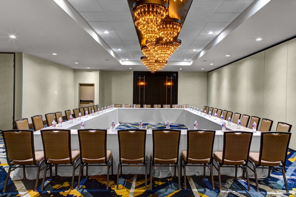 Doubletree By Hilton Hotel Arlington Dfw South 39/45