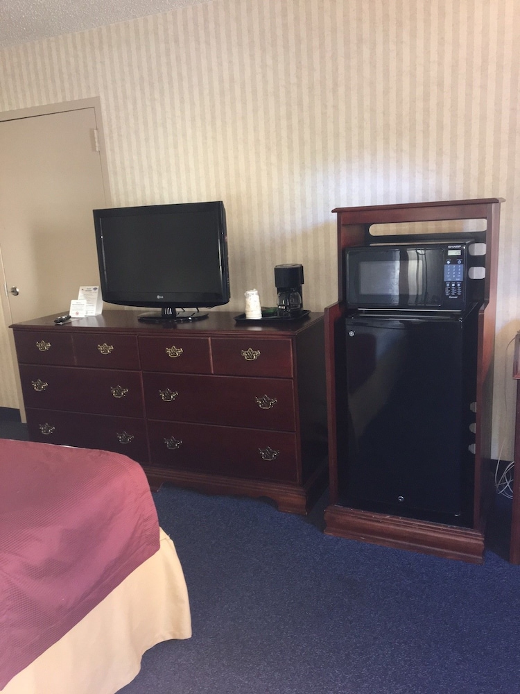 Red Roof Inn & Suites Newport News 23/48