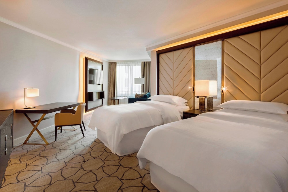 غرفة بريميوم بسرير كينج، Sheraton Grand Warsaw 2/6