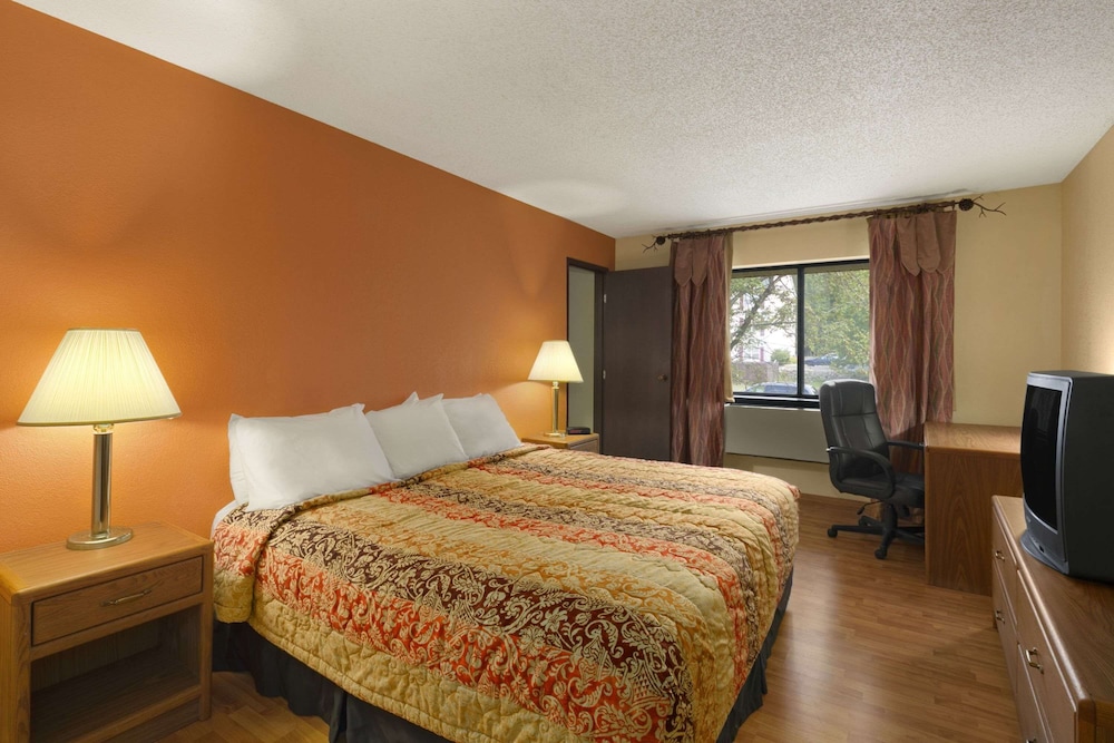 Days Inn & Suites by Wyndham Stevens Point 14/33
