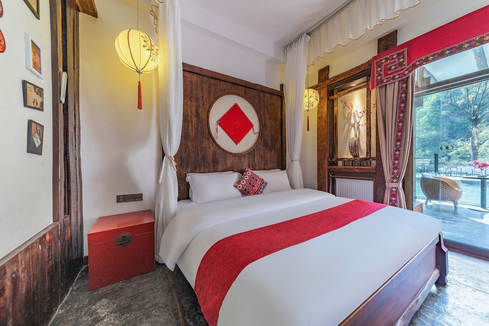 Signature, King Bed, Resort View, Pool Side