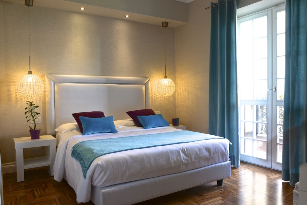 ROOM, DOUBLE BED