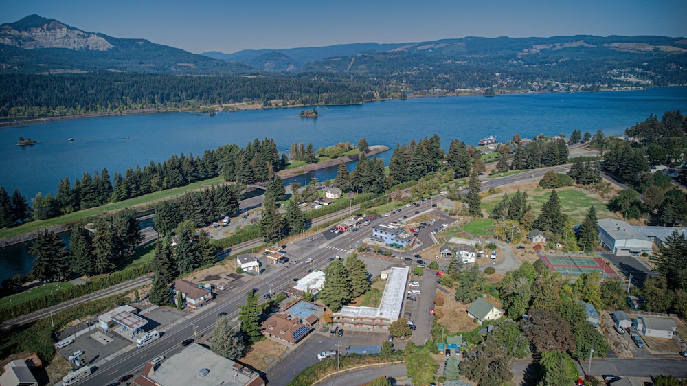 Columbia Gorge Inn 56/57