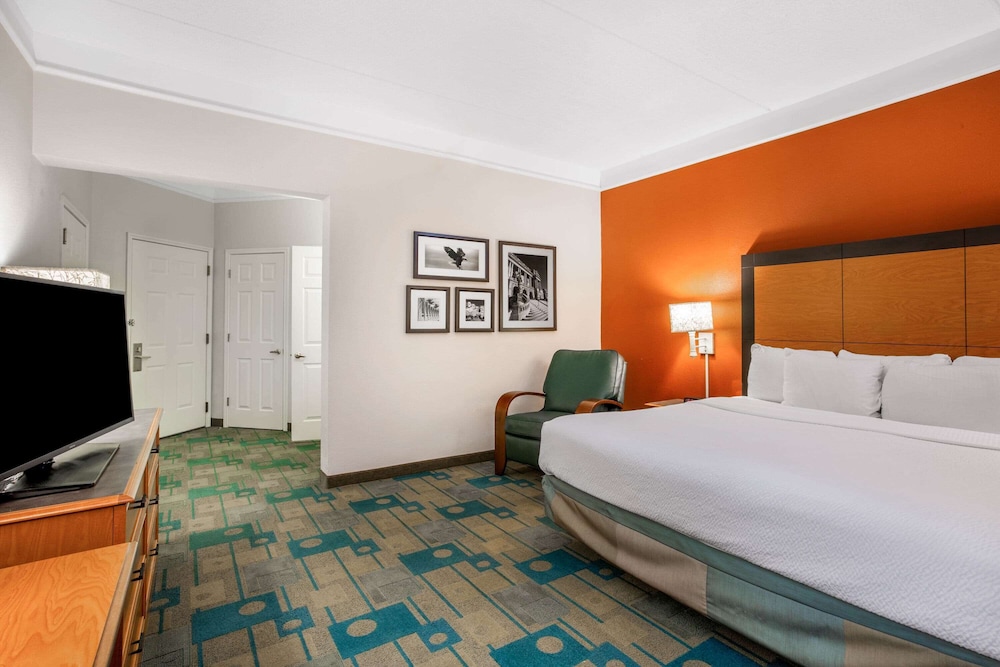 La Quinta Inn & Suites by Wyndham Greensboro NC 20/55
