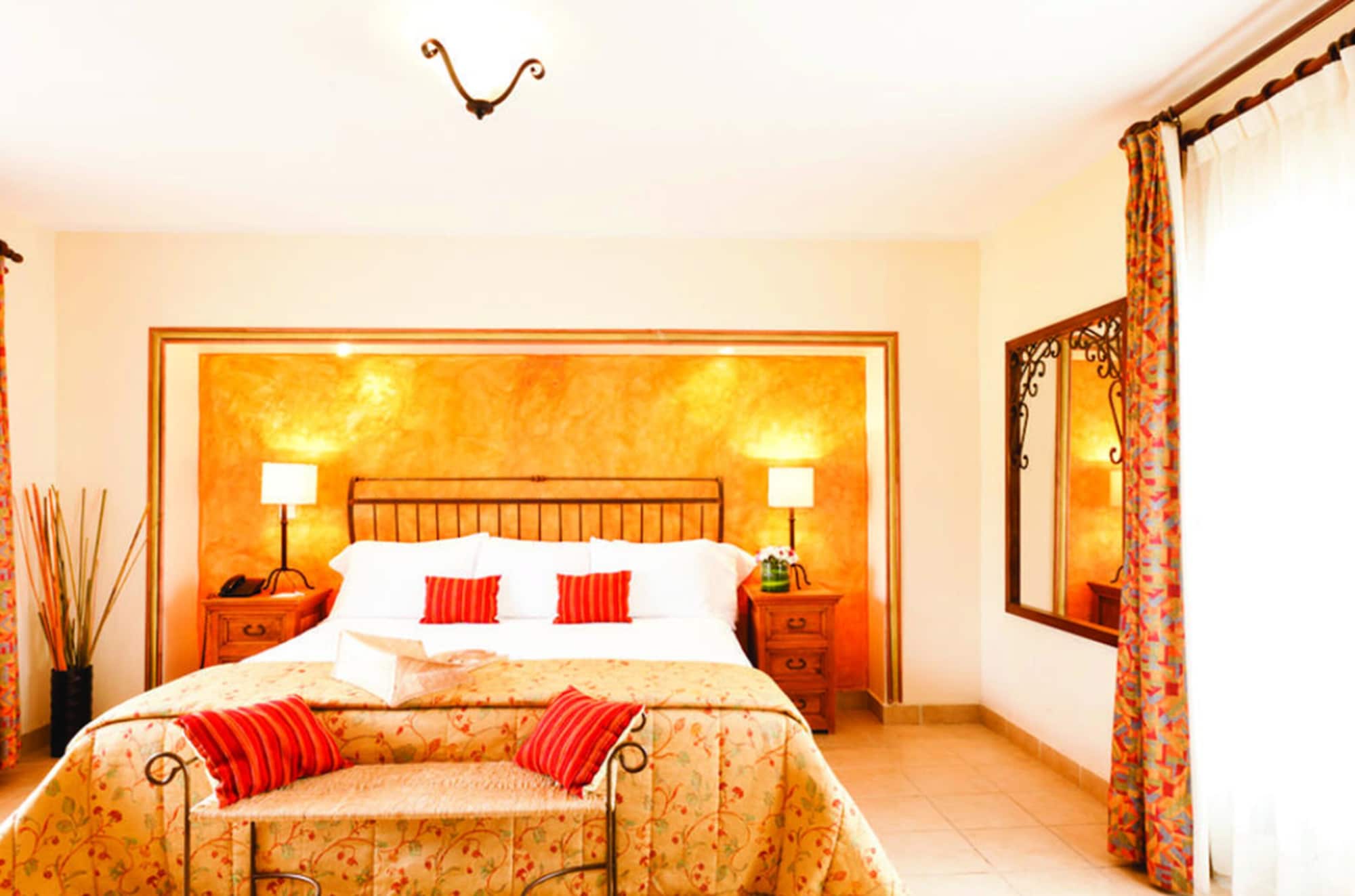 MASTER, SUITE, KING BED