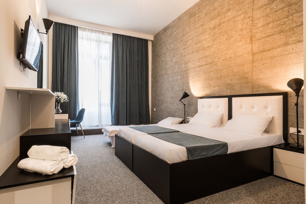 DELUXE, DOUBLE OR TWIN BED