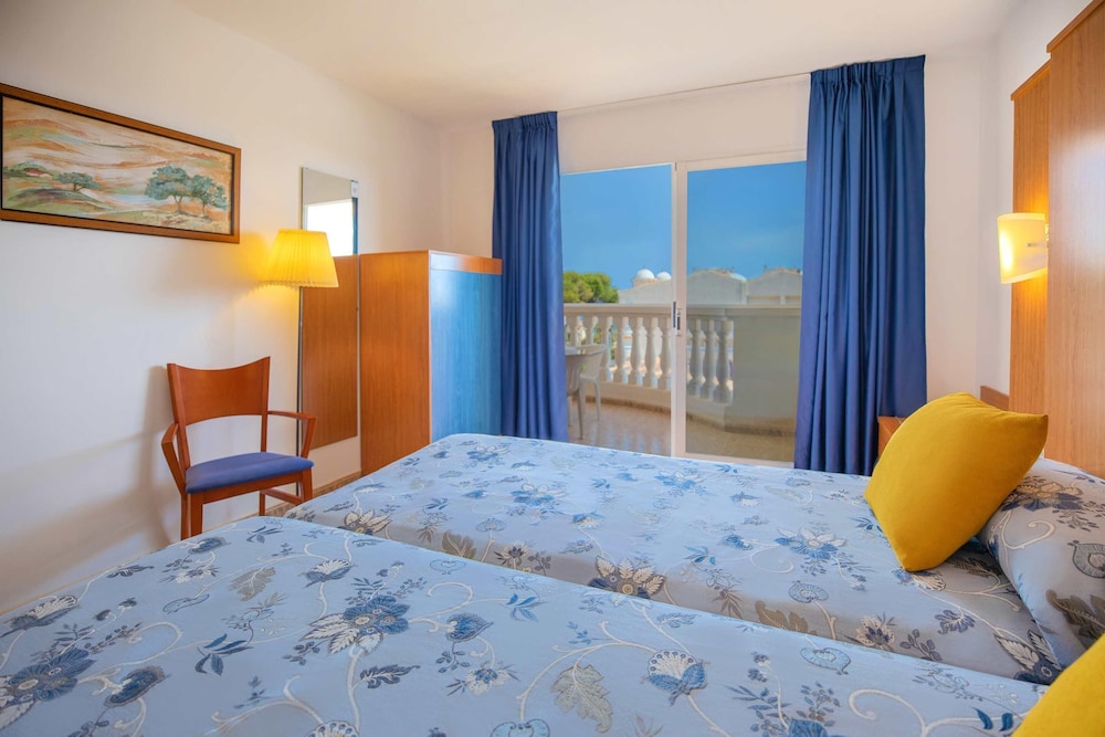 غرفة عائلية بثلاثة أسرّة بشرفة مع أريكة، Hotel Servigroup Romana 3/7
