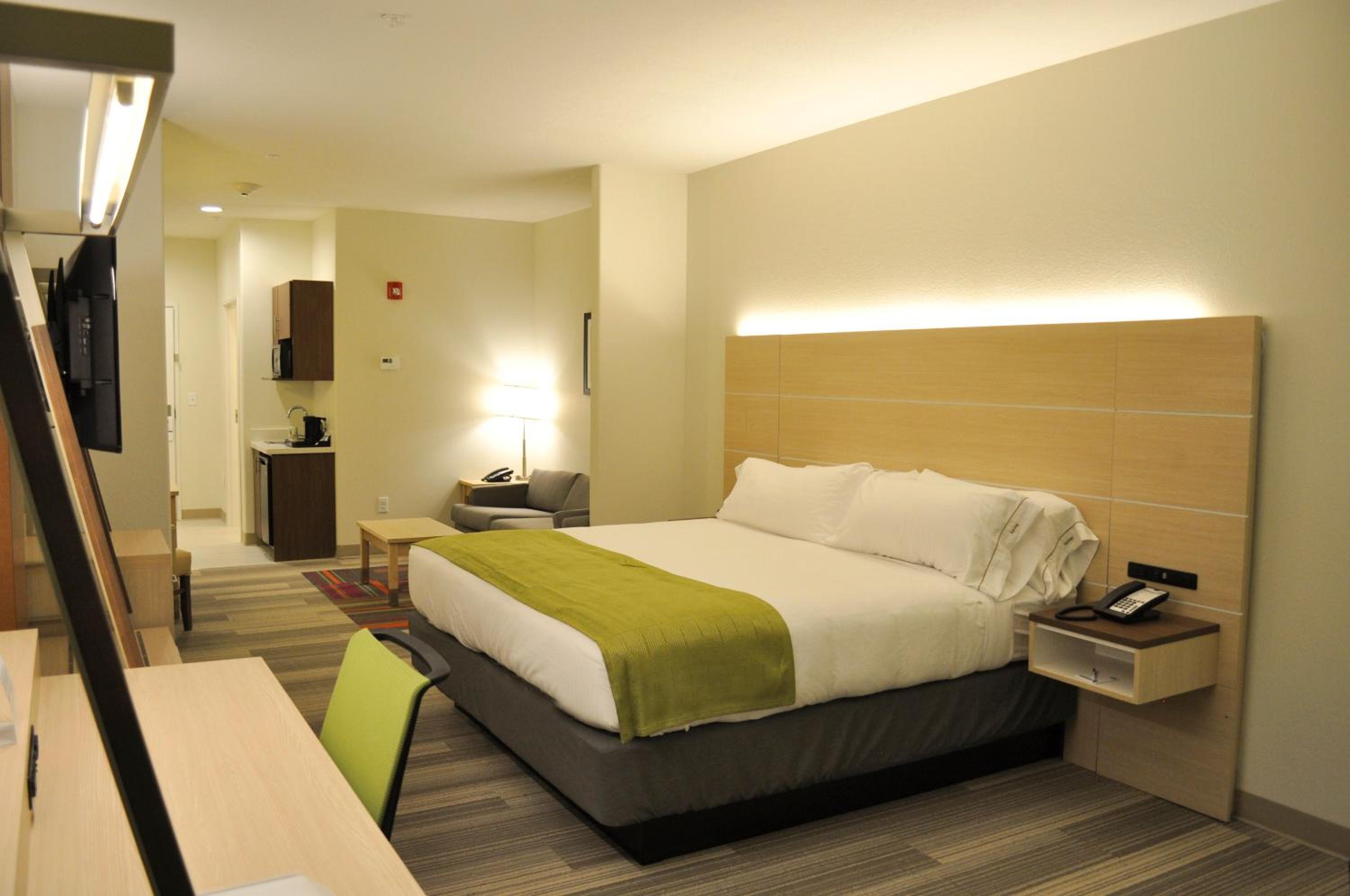 Suite, King Bed, Sofa, Accessible