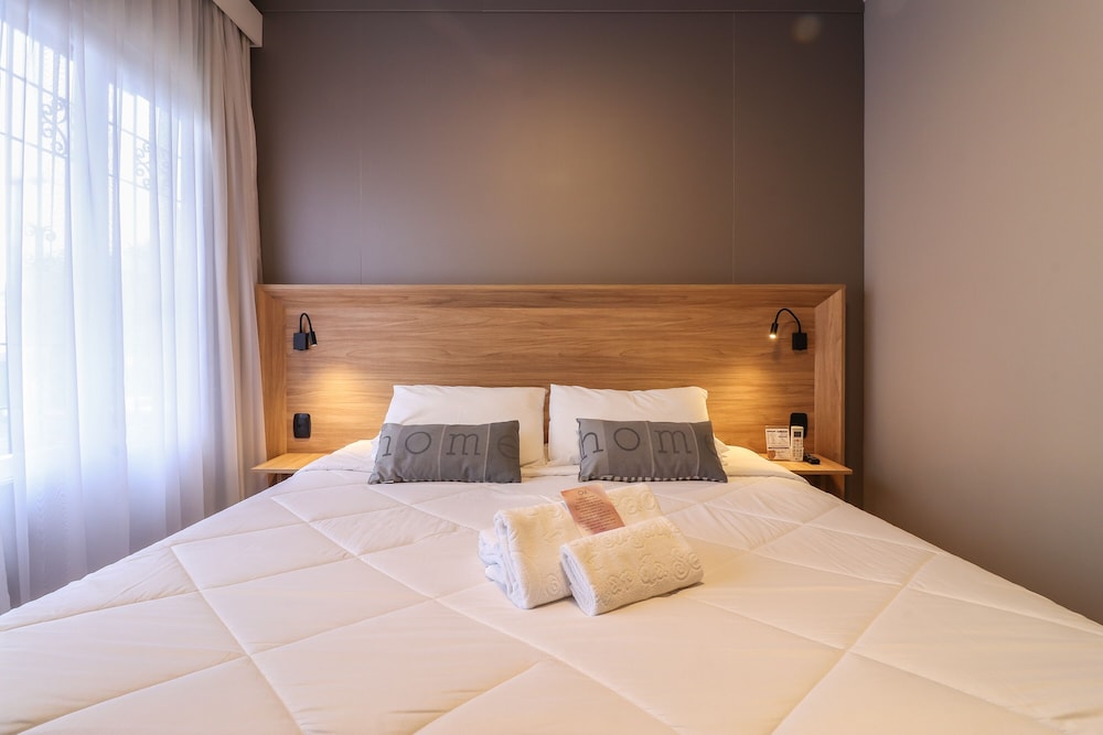 DELUXE, DOUBLE OR TWIN BED