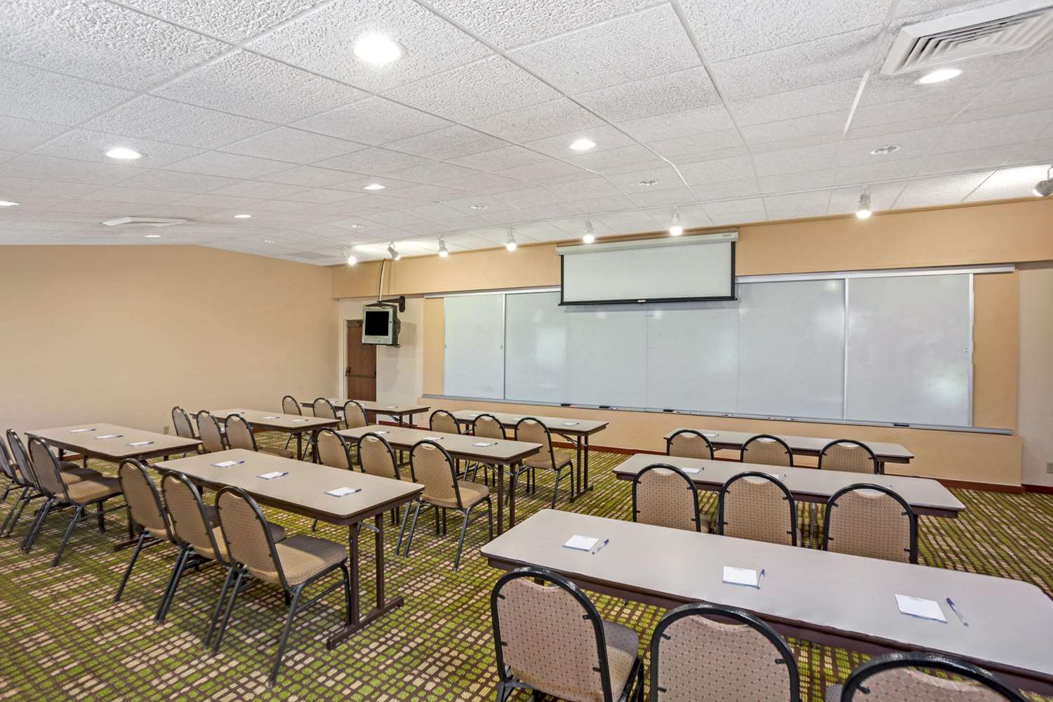 Baymont By Wyndham Louisville Airport South 18/23