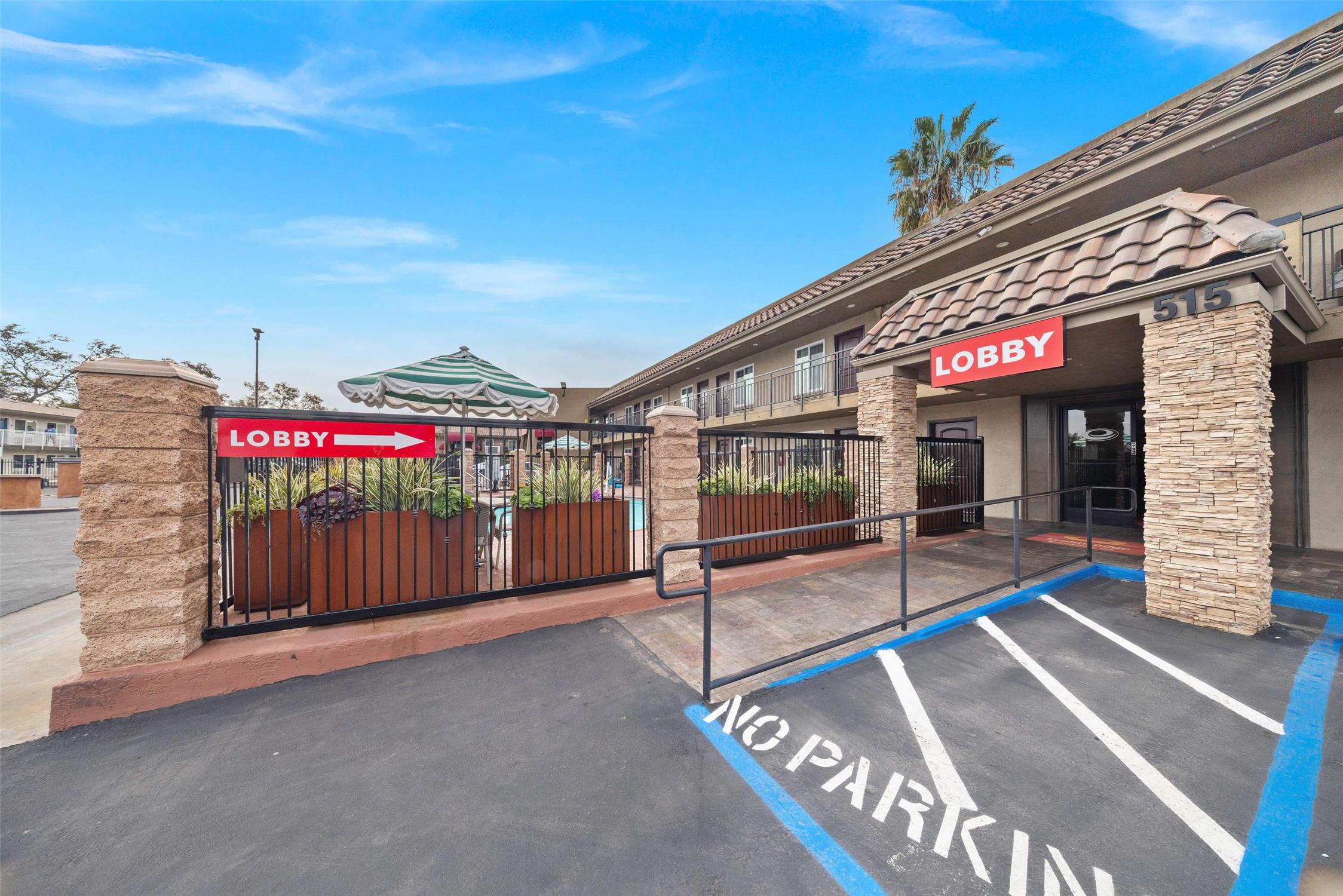 Econo Lodge Inn & Suites Escondido Downtown 38/48
