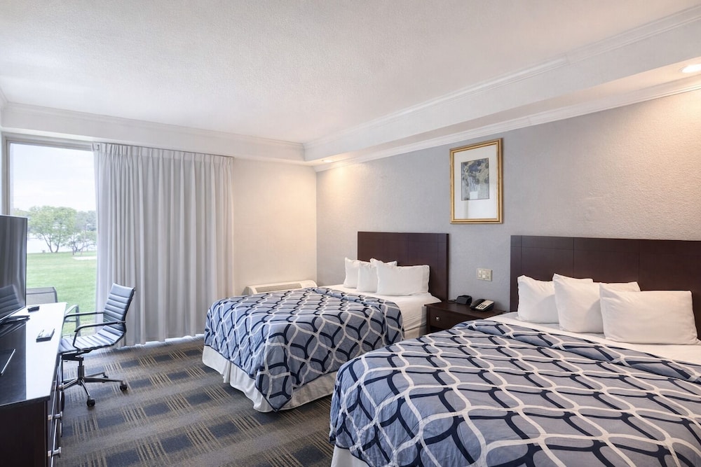 Courtyard, 2 Queen Beds, River View