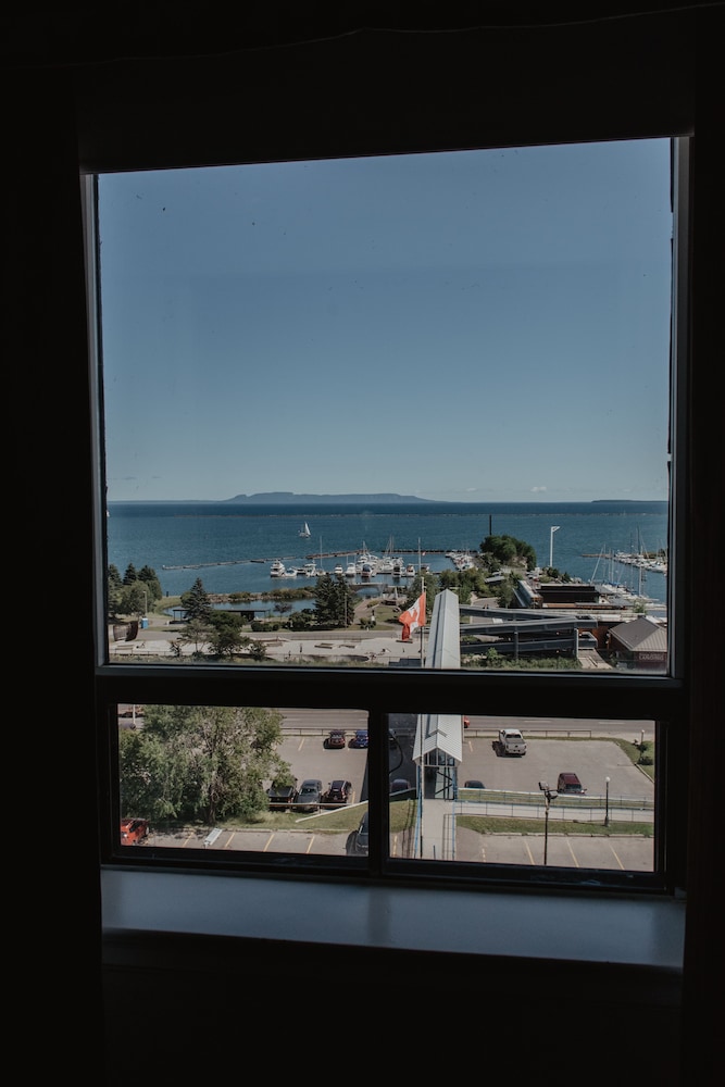 Prince Arthur Waterfront Hotel & Suites 4/43