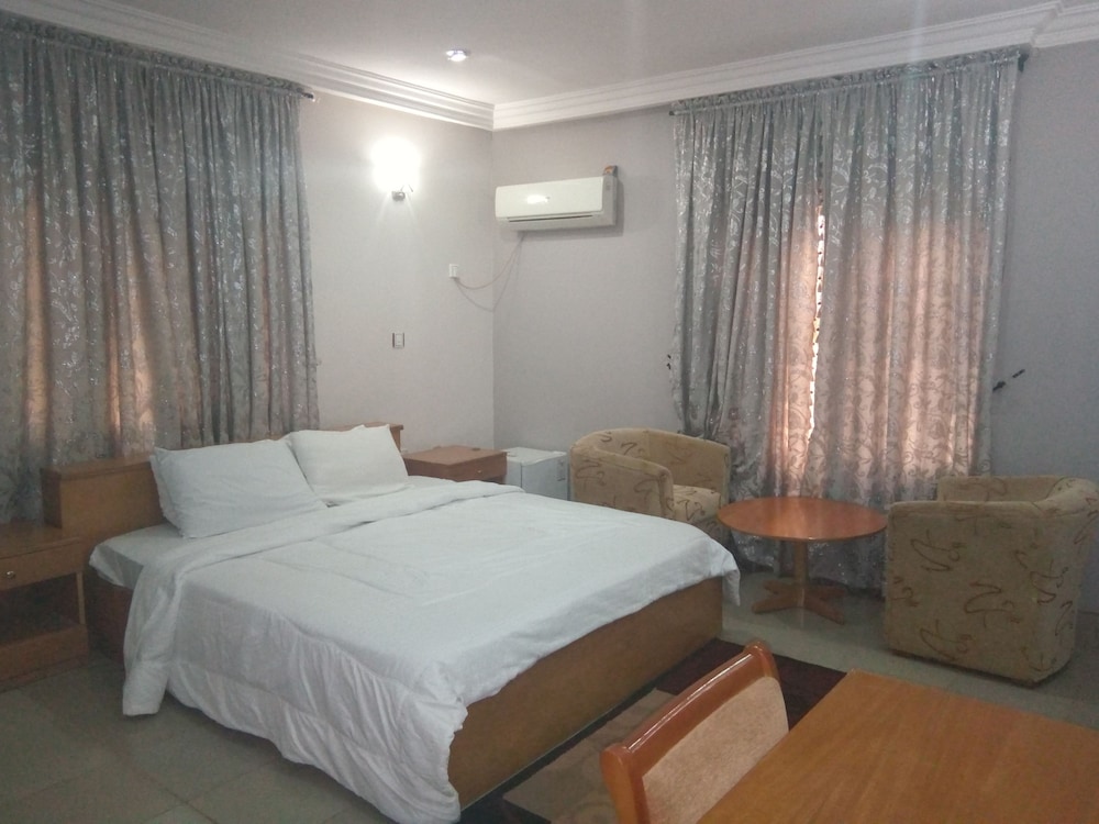 Junbic Apartment And Suites 7/22