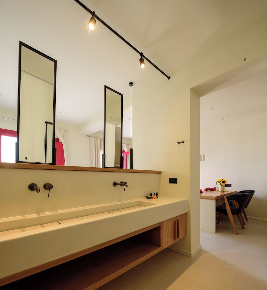 Potnia Theron Suites 78/79