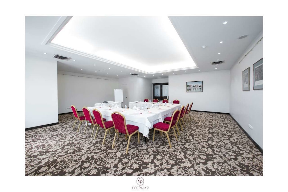 Ege Palas Business Hotel 58/66