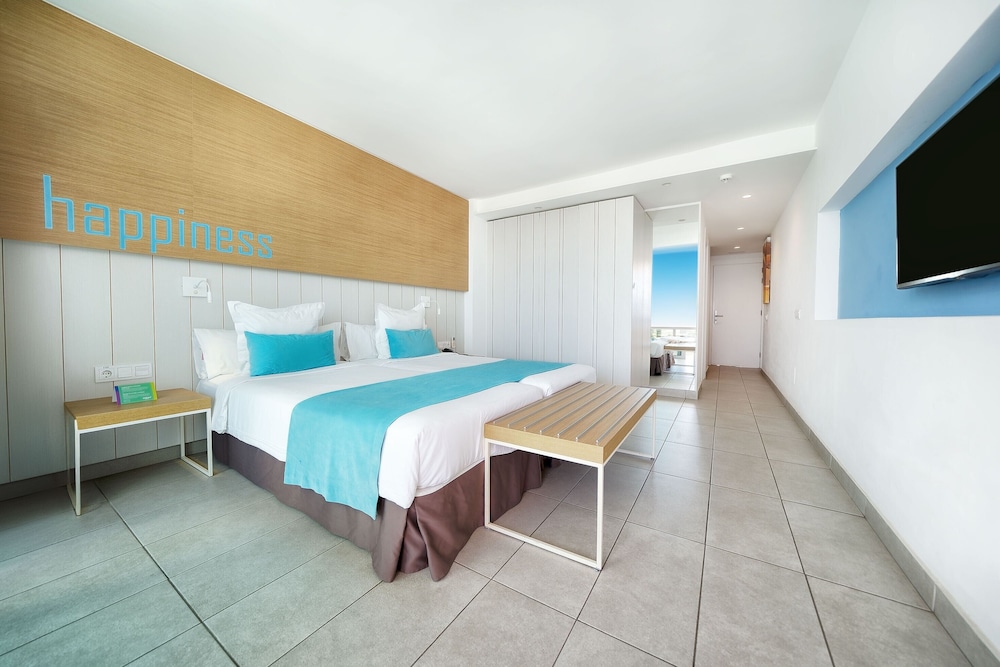 DELUXE, PARTIAL SEA VIEW