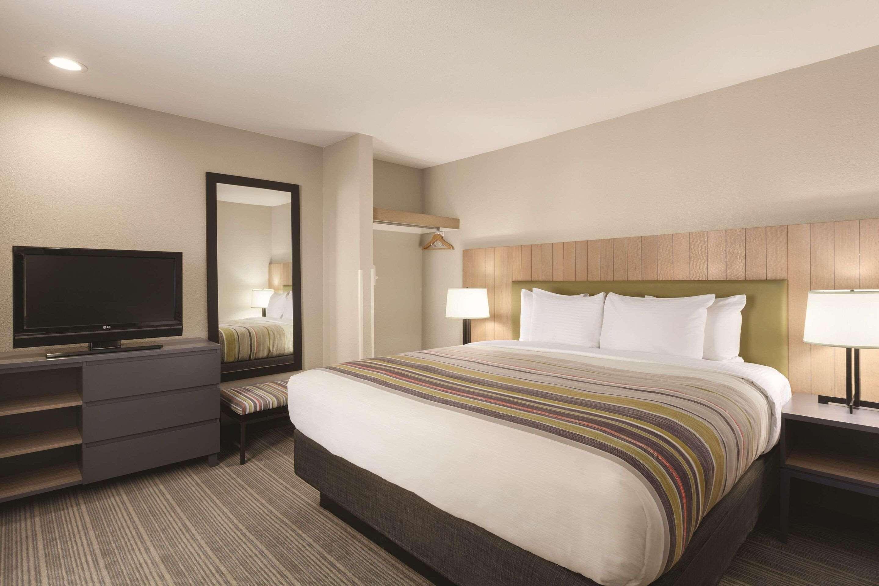 SUITE, KING BED