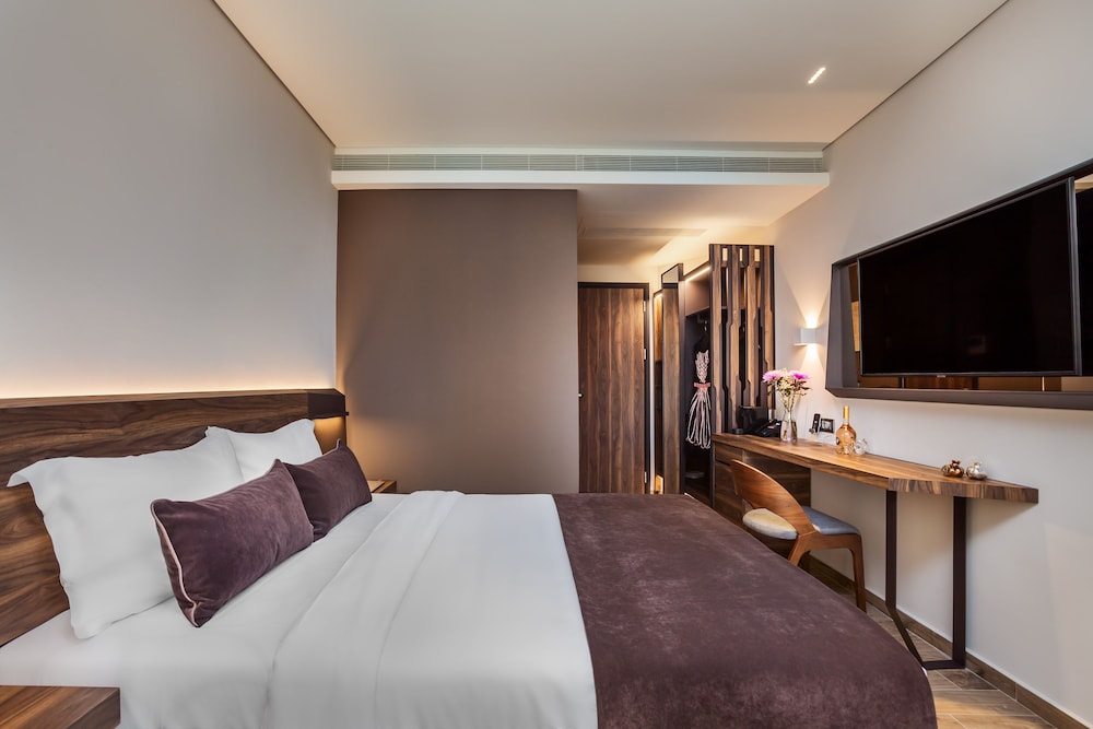 EXECUTIVE, TRIPLE, 1 KING AND 1 SINGLE BEDS, CITY VIEW, BALCONY