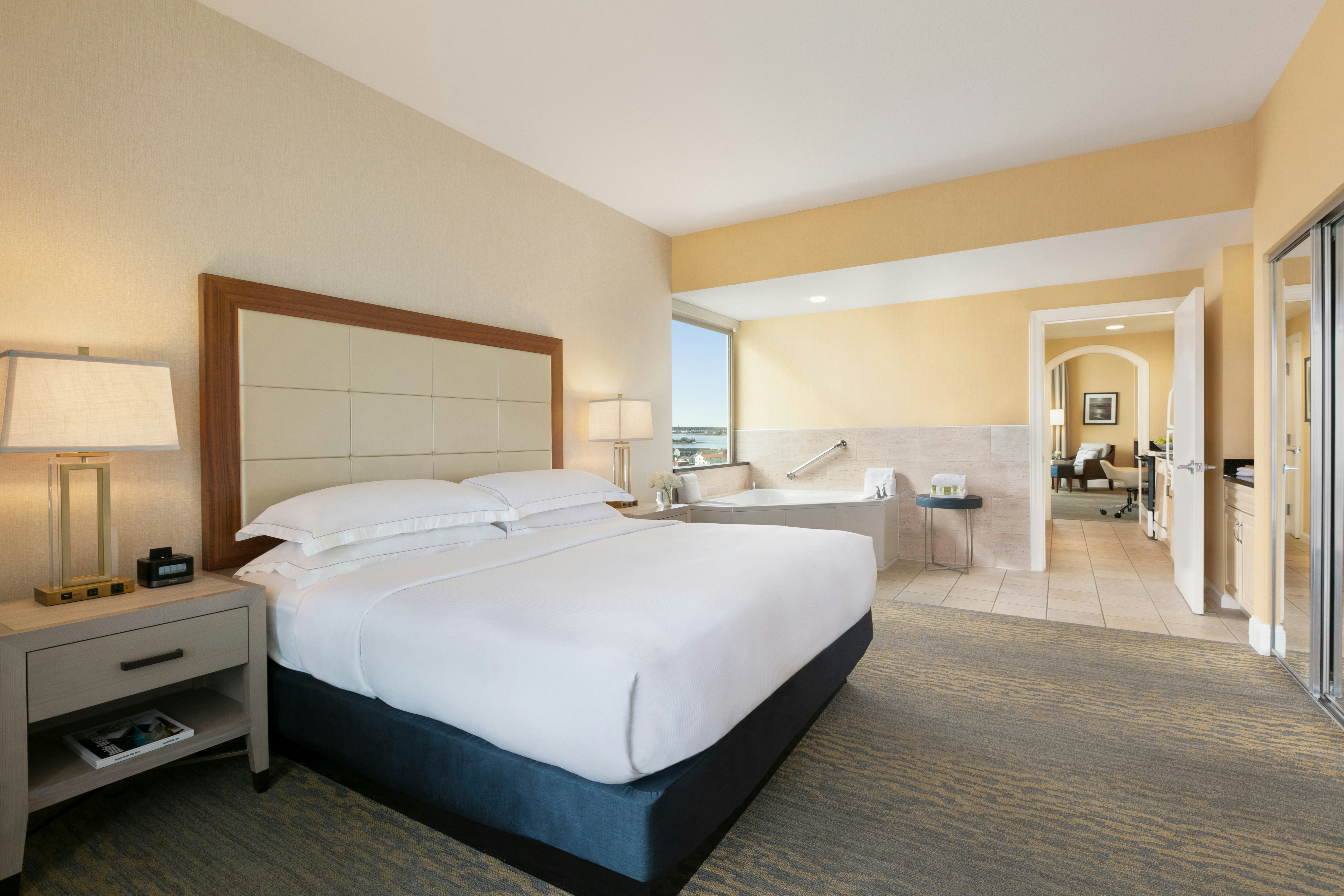 Suite, King Bed, Ocean Front, Corner