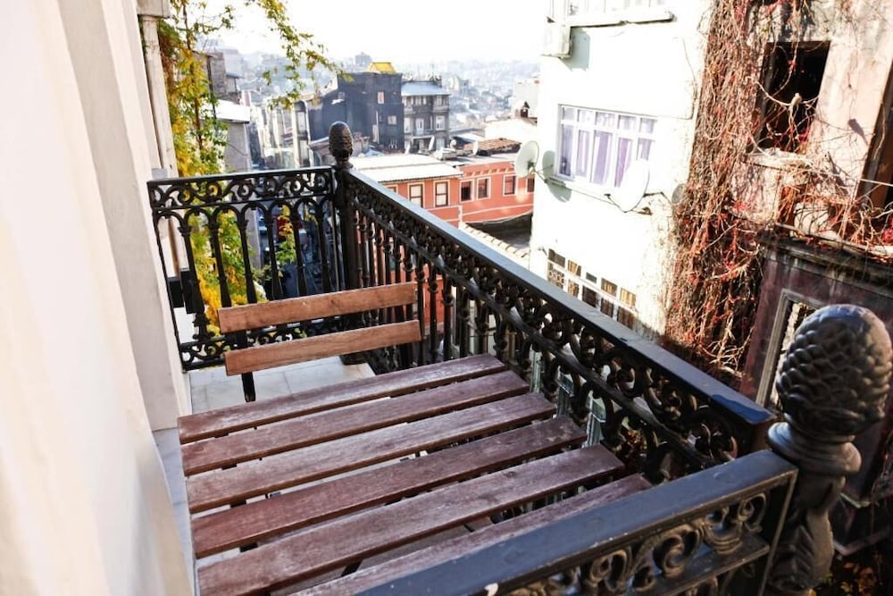 Royal Pera Taksim 10/67