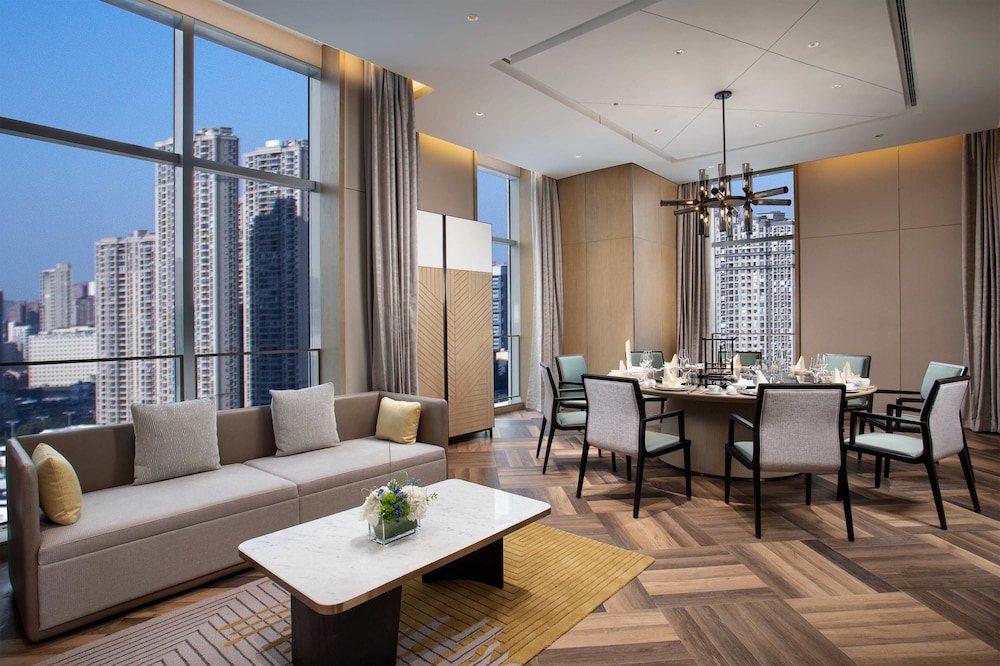 Holiday Inn Wuxi Central Station 33/56