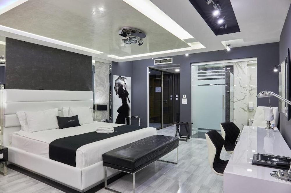 Mirror Hotel 26/38