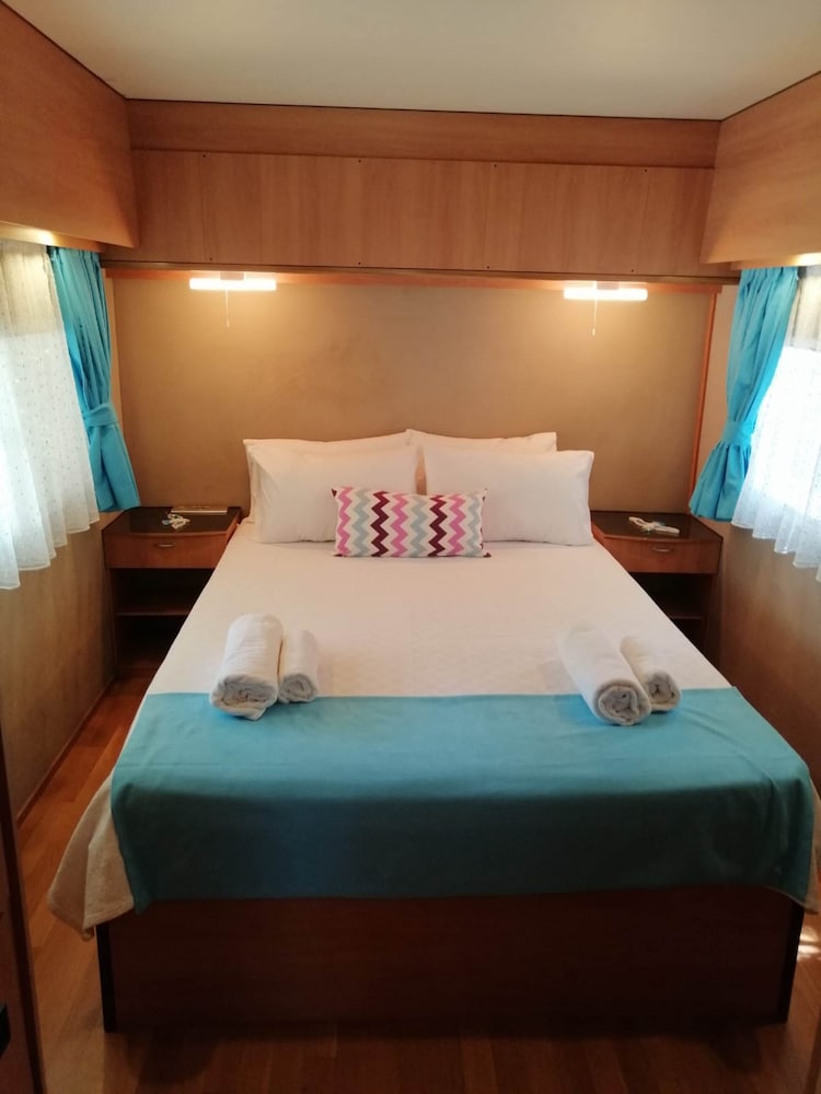 MOBILE HOME, DELUXE