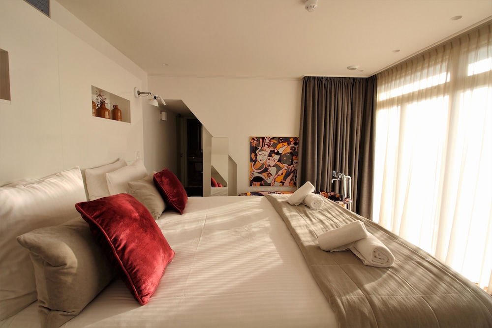 THE BANK HOTEL 25/39