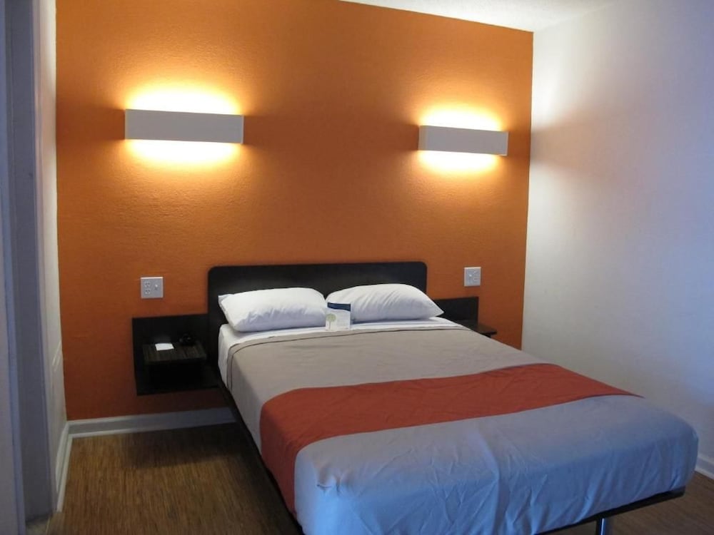 Motel6 Baltimore MD 23/44