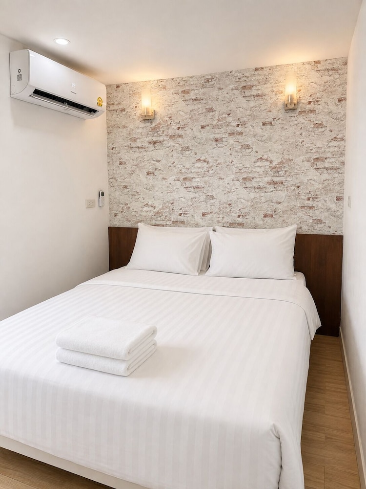18 Coins Budget Hotel 26/67