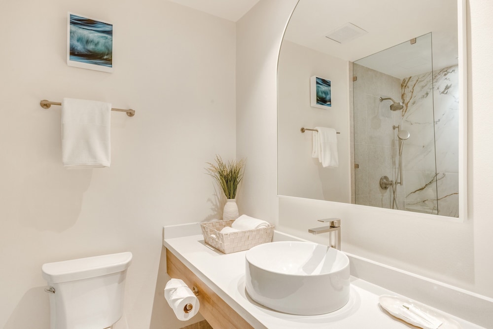Courtyard, King Bed, Balcony، Fort George Hotel And Spa 6/6