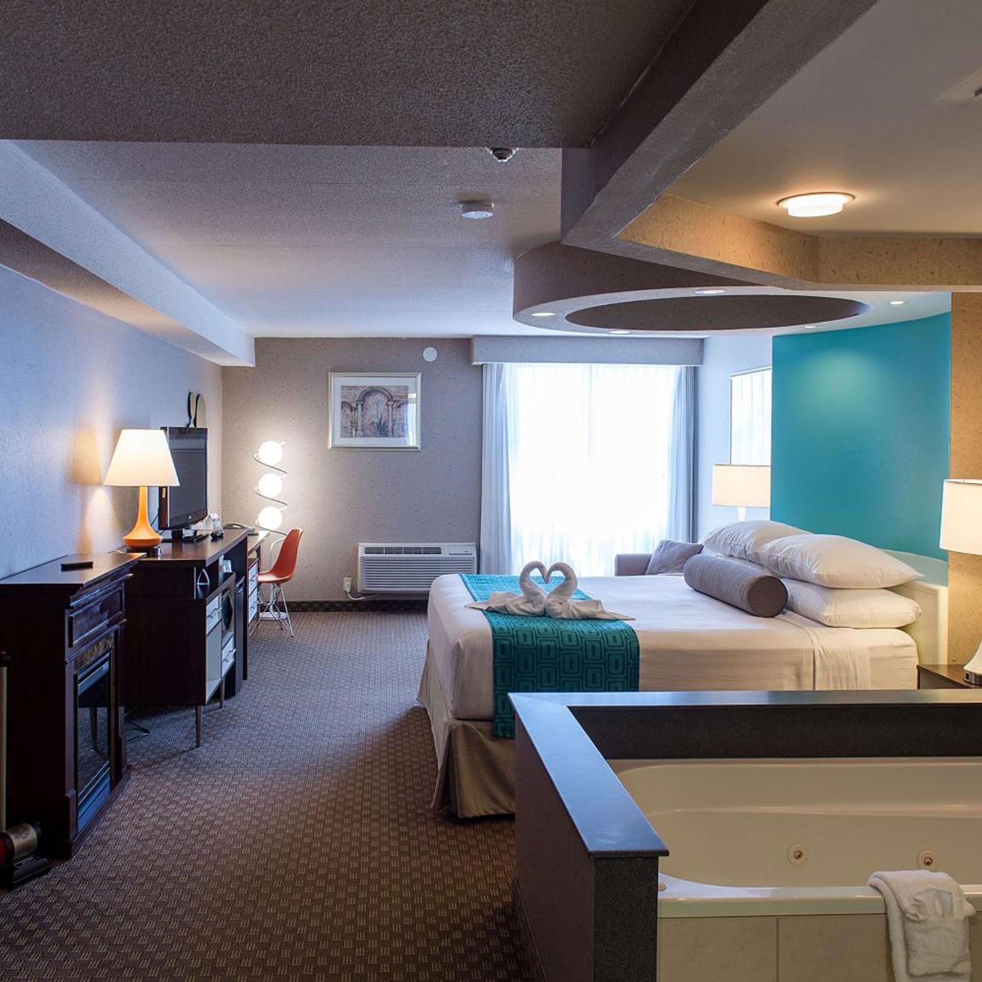 جناح سوبيريور بسرير كينج بجاكوزي، Howard Johnson Plaza by Wyndham by the Falls / Niagara Falls 3/4