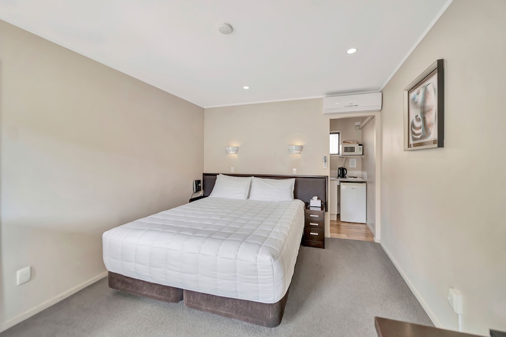TUDOR COURT MOTOR LODGE 35/70