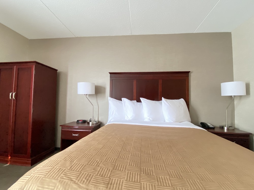 Clarion Inn and Suites Grand Rapids Airport 13/63