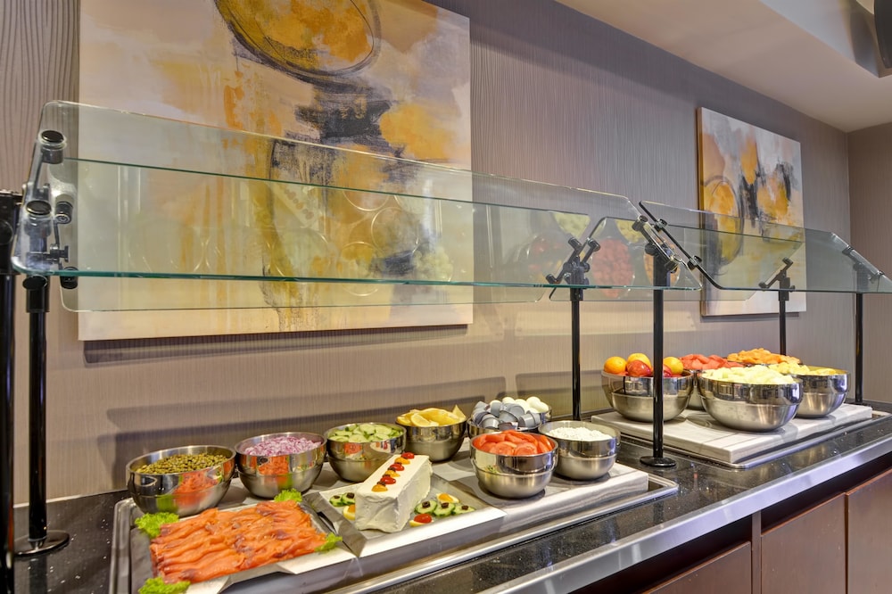 DoubleTree by Hilton Hotel Pleasanton at the Club 47/70