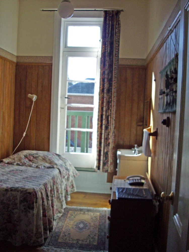 Sahara Motels 24/45