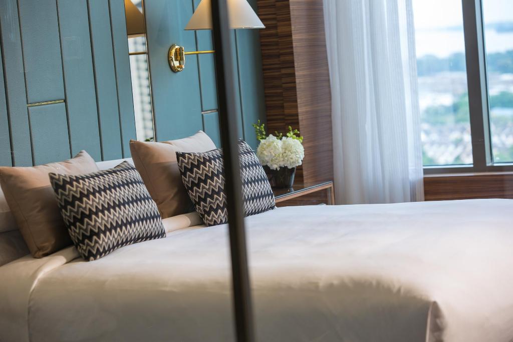1 Bedroom, Presidential, Suite, King Bed, Bay View, Balcony, Club Lounge Access
