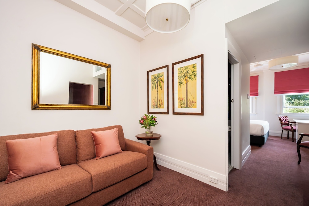 The Russell Boutique Hotel 55/67