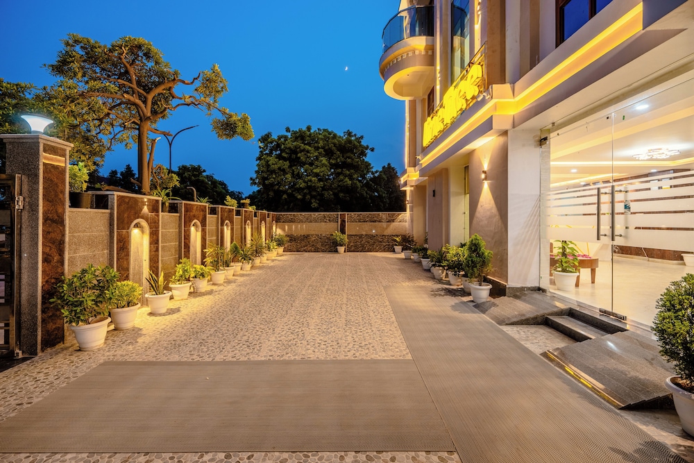 Lime Tree Hotels & Banquet Greater Noida 42/50