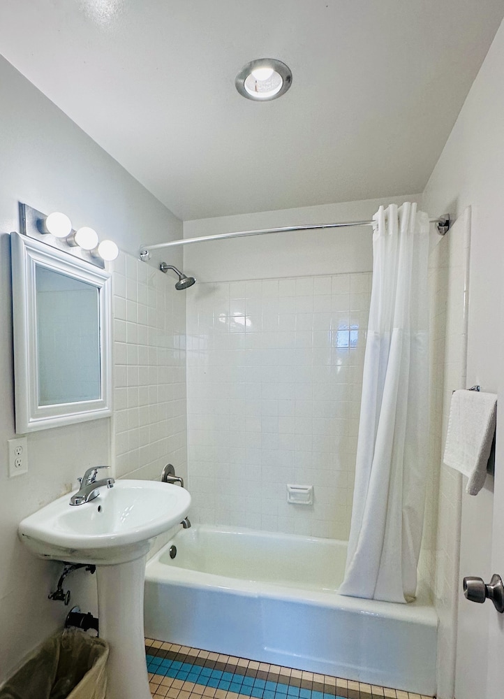 Foghorn Harbor Inn 54/55