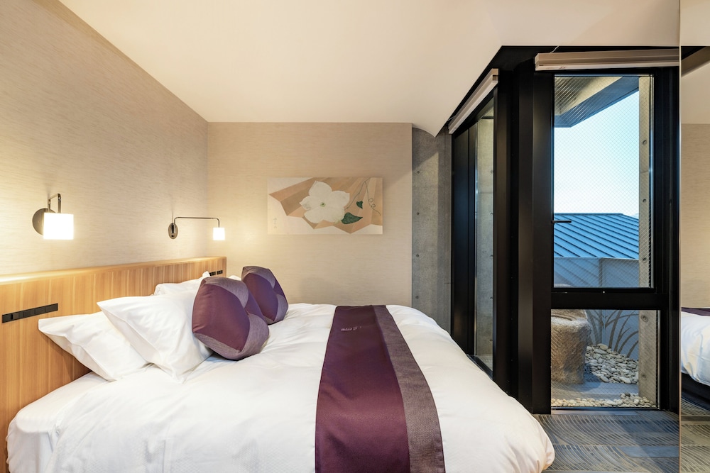 River, Suite, King Bed, Balcony