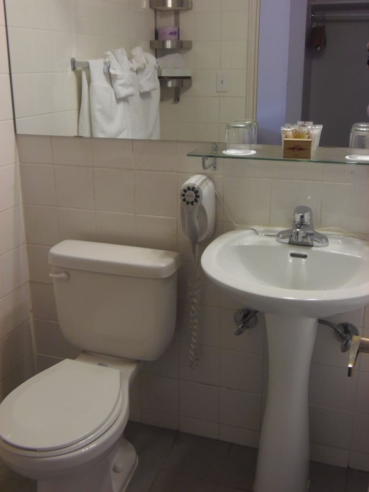Rosslyn Inn & Suites, SureStay Collection by Best Western 44/48